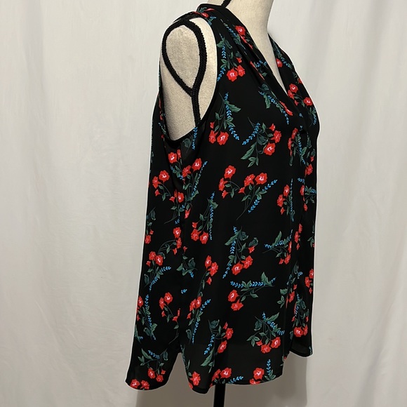 VINCE CAMUTO Size Medium Black with Red Floral High/Low Sleeveless Tank Blouse - Picture 5 of 15